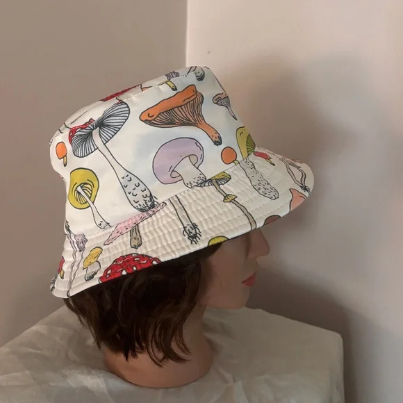 Mushroom Bucket Hat ( small rim )
One size - Picture 4 of 8
